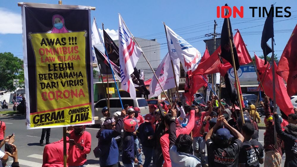 Buruh di Makassar Ancam Mogok Jika Omnibus Law Cipta Kerja Disahkan