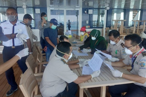 Penumpang Kapal Pesiar Diperiksa Sebelum Sandar di Makassar