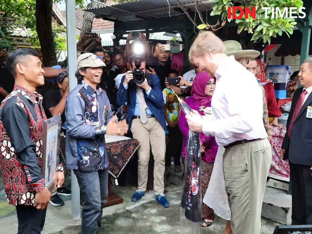 Di Kampung Cyber, Willem dan Maxima Ambil Pesanan Kemeja Batik 