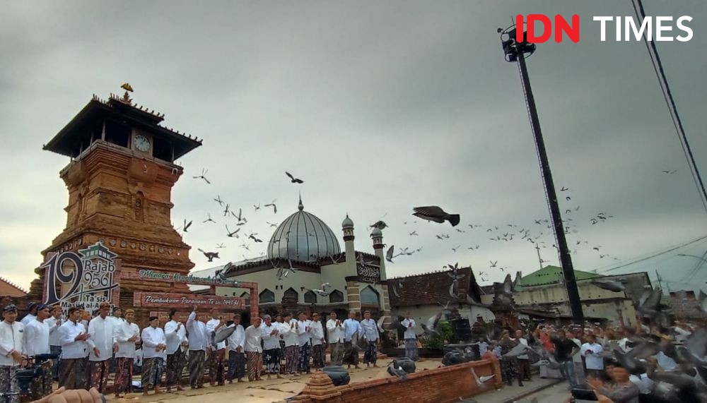 485 Merpati Diterbangkan Mengenang Berdirinya Masjid Menara Kudus