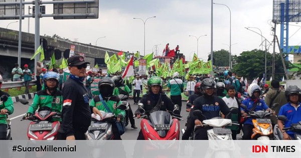 Ribuan Buruh Mulai Bergerak Menuju Bundaran Waru