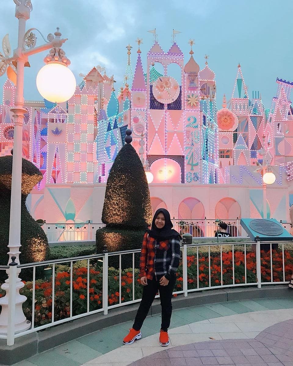 9 Potret Liburan ala Lala, Pengasuh Rafathar yang Curi Perhatian