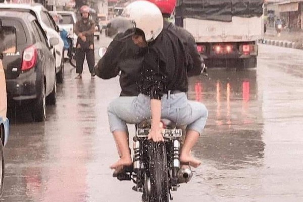 10 Foto Musim Hujan Ini Cuma Dipahami Pemotor, Bikin Elus Dada