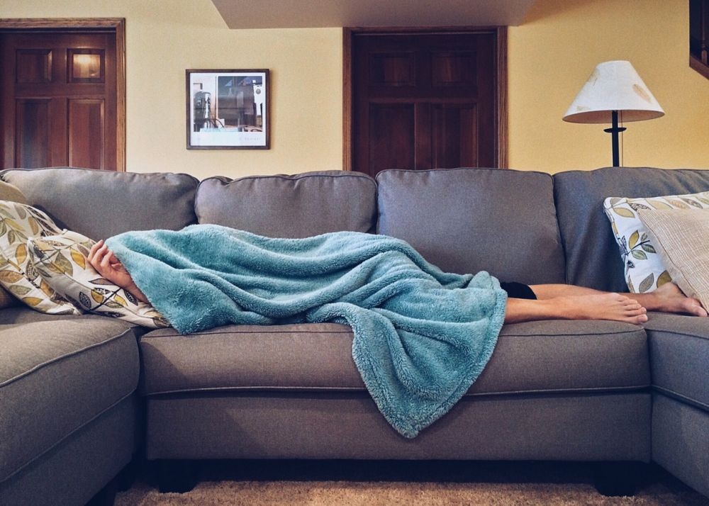 6 Manfaat Mengangkat Kaki ke Dinding, Bikin Tidur Nyenyak
