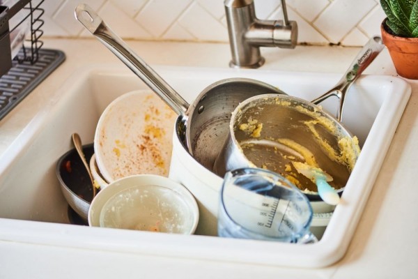 10 Tips Membersihkan Noda Membandel pada Alat Dapur, biar Kinclong!