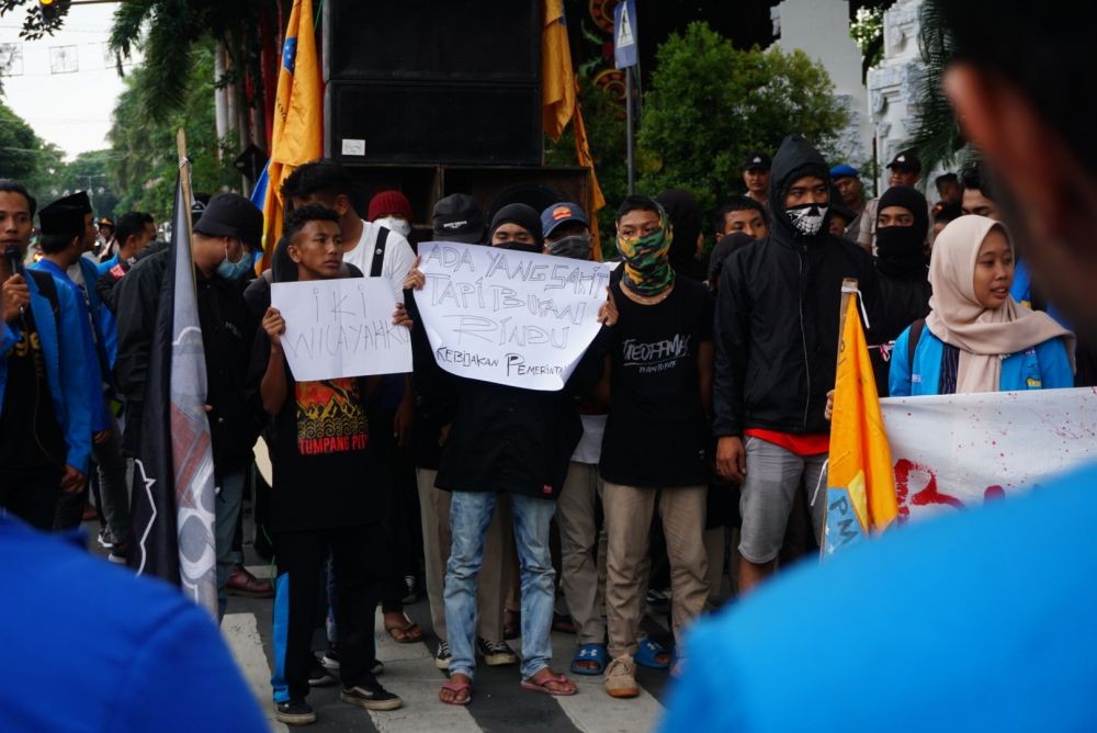 Rugikan Buruh dan Petani, Mahasiswa Banyuwangi Demo Tolak Omnibus Law