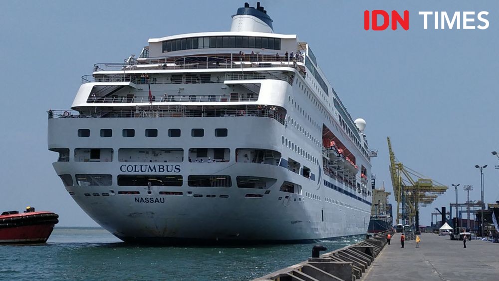 [FOTO] Usai Diperiksa COVID-19 Penumpang MV Colombus Turun di Semarang
