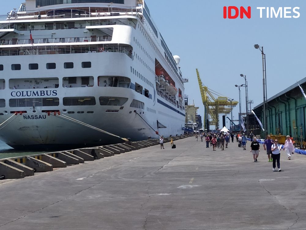 [FOTO] Usai Diperiksa COVID-19 Penumpang MV Colombus Turun di Semarang