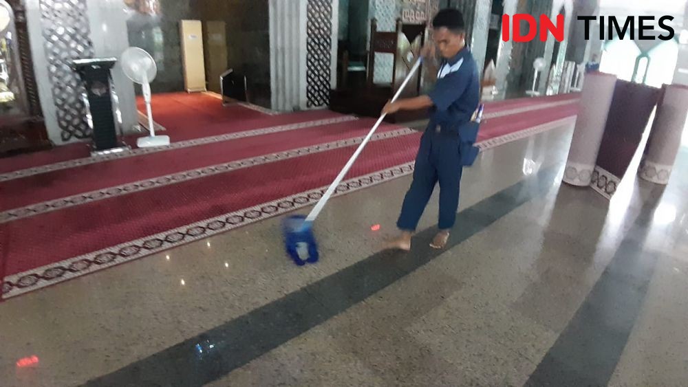 Masjid Al Markaz Makassar Dibersihkan untuk Antisipasi Virus Corona 