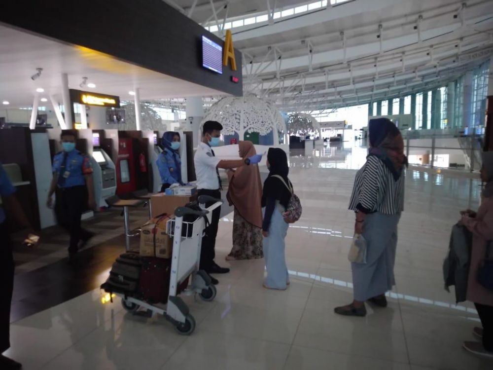 Waspada COVID-19, Petugas Semprotkan Disinfektan di Bandara Kertajati