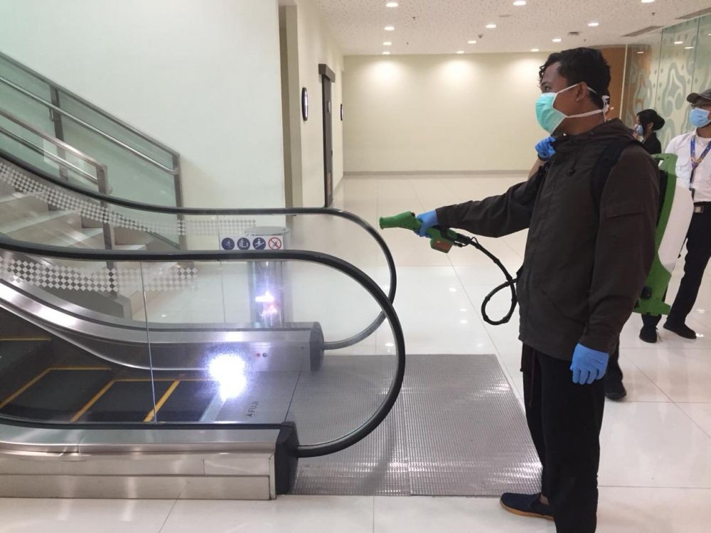 Waspada COVID-19, Petugas Semprotkan Disinfektan di Bandara Kertajati