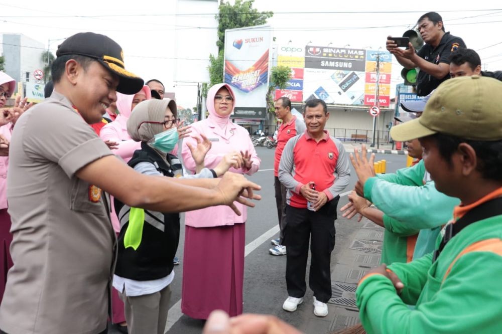 Antisipasi COVID-19, Polisi dan Warga Kudus Cuci Tangan Goyang TikTok