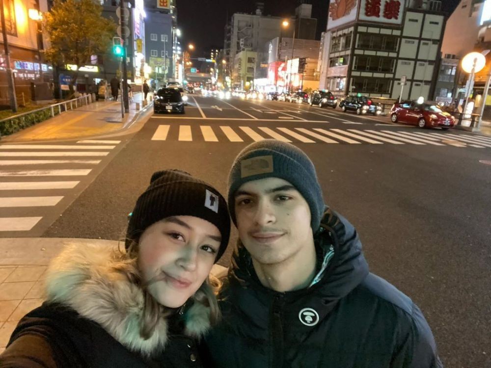 Romantis Banget, 10 Artis Ini Doyan Traveling Bareng Pacar