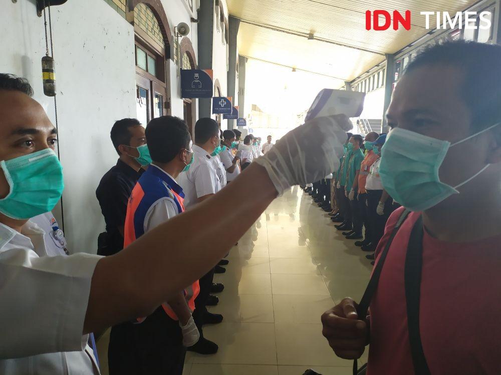 [FOTO] Waspada Virus Corona, Gerbong Kereta Disemprot Disinfektan