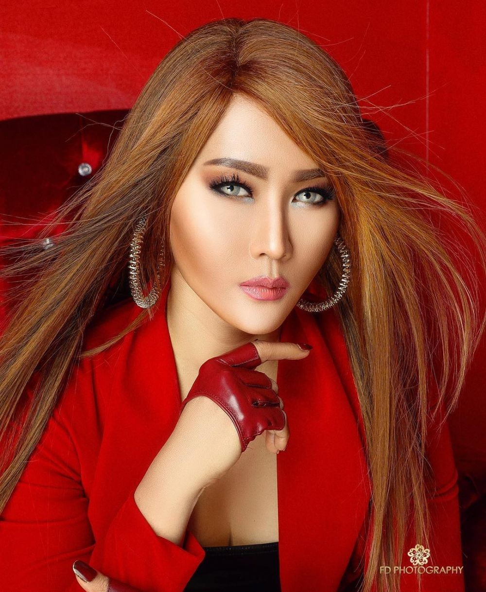 Bikin Pangling, 10 Photoshoot Artis dengan Outfit Merah yang Menawan!
