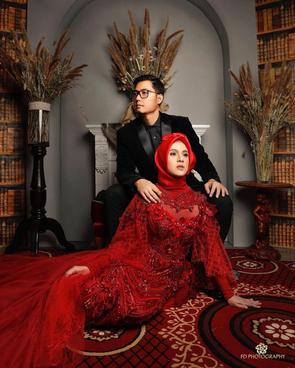 Bikin Pangling, 10 Photoshoot Artis dengan Outfit Merah yang Menawan!