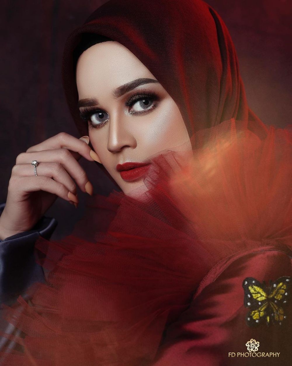 Bikin Pangling, 10 Photoshoot Artis dengan Outfit Merah yang Menawan!