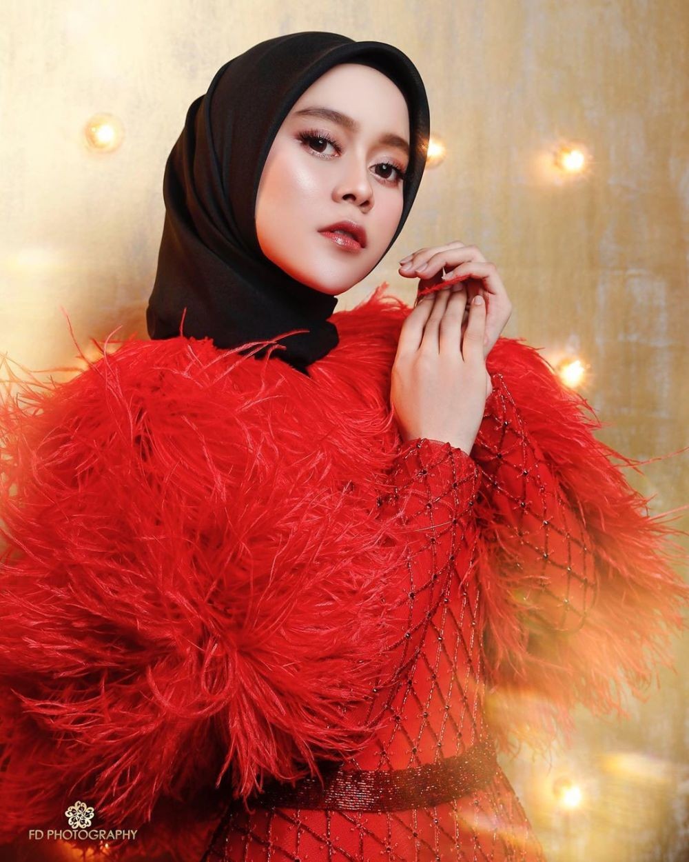 Bikin Pangling, 10 Photoshoot Artis dengan Outfit Merah yang Menawan!