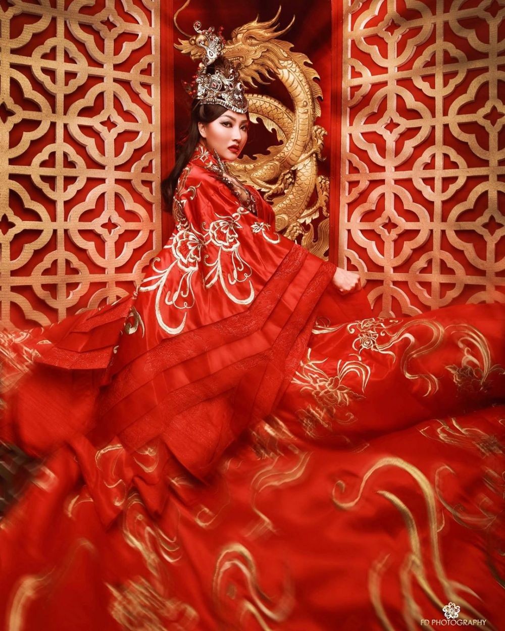 Bikin Pangling, 10 Photoshoot Artis dengan Outfit Merah yang Menawan!