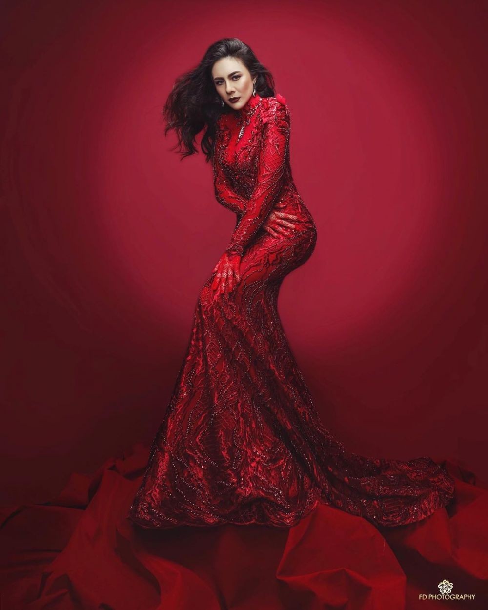 Bikin Pangling, 10 Photoshoot Artis dengan Outfit Merah yang Menawan!