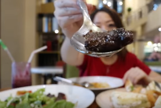 20 Tipe Unik Orang Makan ala Food Vlogger Jennie Linando, Kocak Deh!