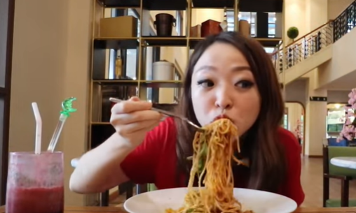 20 Tipe Unik Orang Makan ala Food Vlogger Jennie Linando, Kocak Deh!