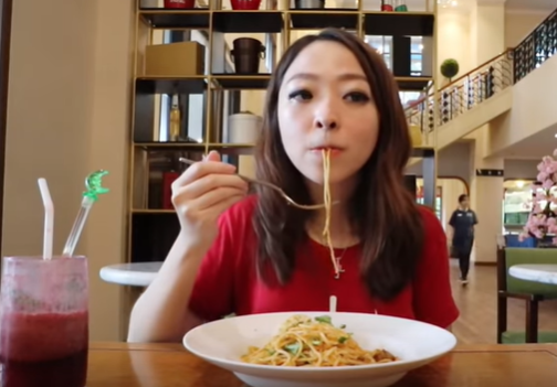 20 Tipe Unik Orang Makan ala Food Vlogger Jennie Linando, Kocak Deh!