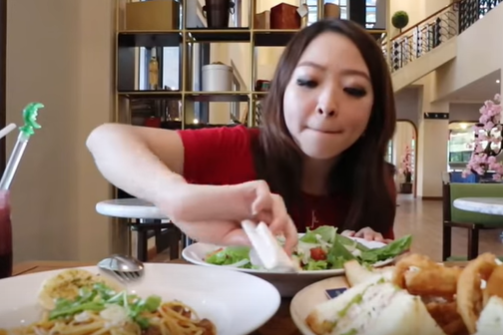 20 Tipe Unik Orang Makan ala Food Vlogger Jennie Linando, Kocak Deh!