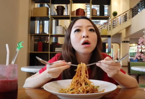 20 Tipe Unik Orang Makan ala Food Vlogger Jennie Linando, Kocak Deh!