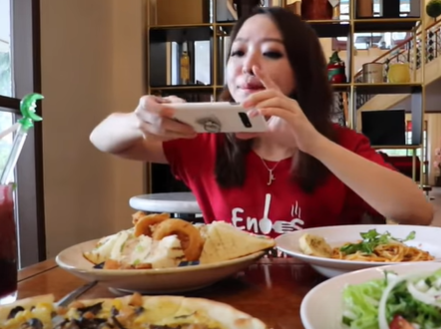 20 Tipe Unik Orang Makan ala Food Vlogger Jennie Linando, Kocak Deh!