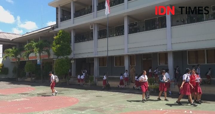 Tak Punya HP, Siswa SMP di Makassar Nekat Masuk Sekolah