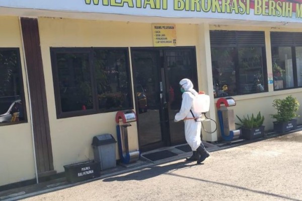 Polresta Balikpapan Semprot Disinfektan, Tangkal Virus Corona