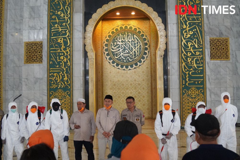 6.500 Jemaah Ikut Tarawih di Masjid Al Akbar Surabaya