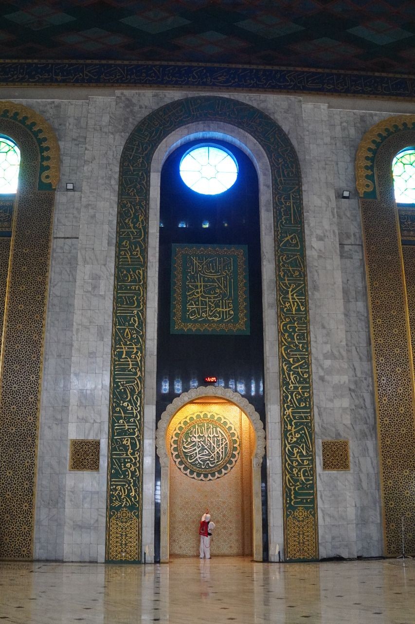 Lawan Corona, Masjid Al Akbar Disemprot Disinfektan dan Panjatkan Doa