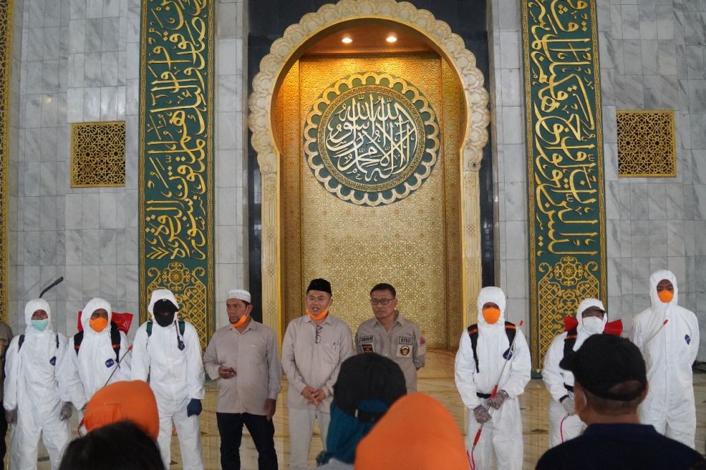 Lawan Corona, Masjid Al Akbar Disemprot Disinfektan dan Panjatkan Doa