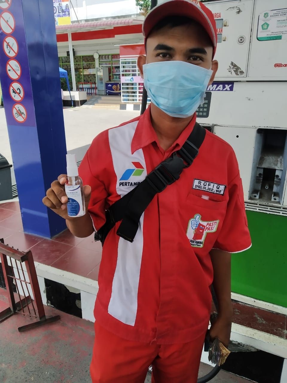 Warga Gotong Royong Bagikan Ratusan Hand Sanitizer dan Masker di Medan
