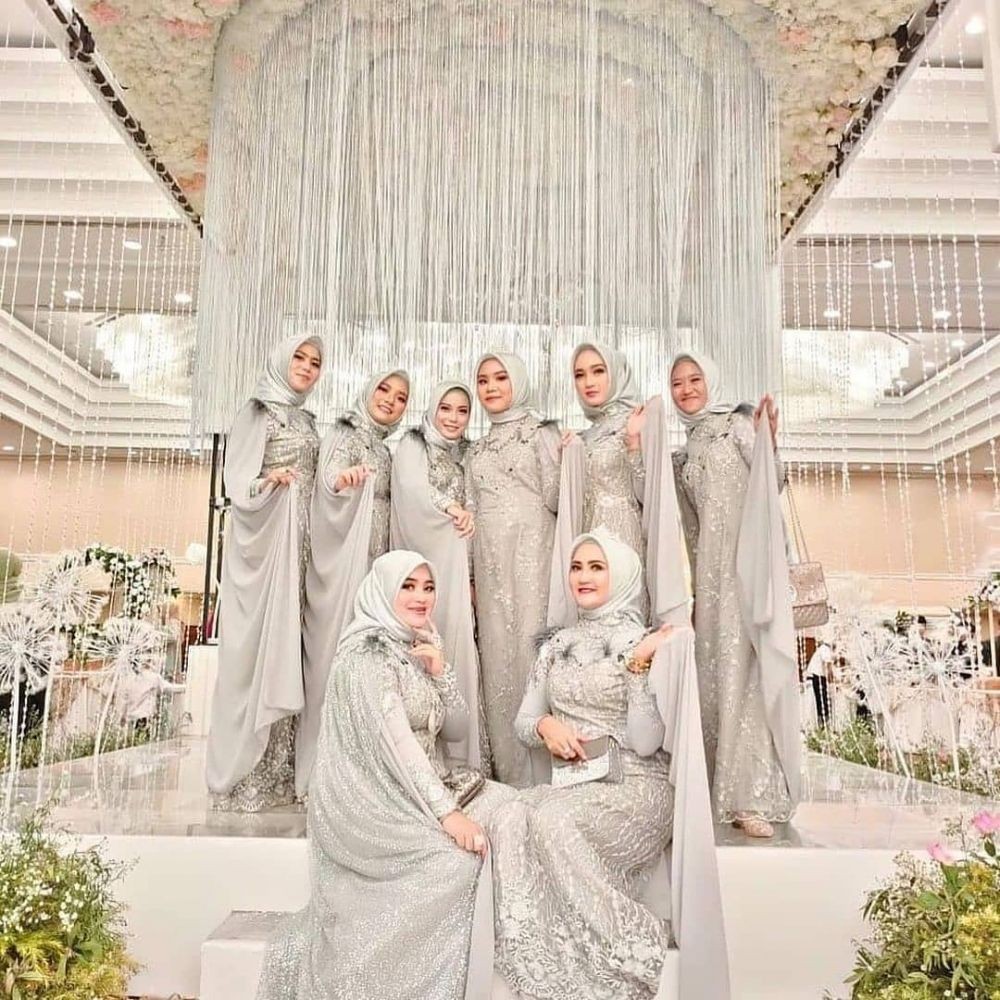 10 Style Seragam  Bridesmaid  Warna Abu abu Minimalis nan 