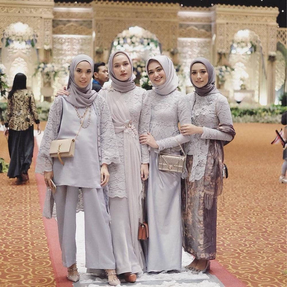 10 Style Seragam  Bridesmaid  Warna Abu abu Minimalis nan 