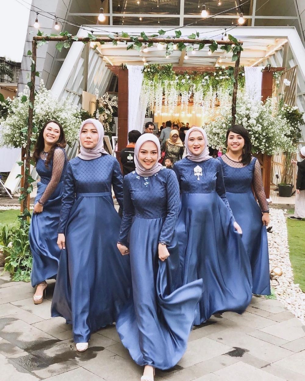 10 Inspirasi Seragam Bridesmaids Warna Navy, Elegan Banget!