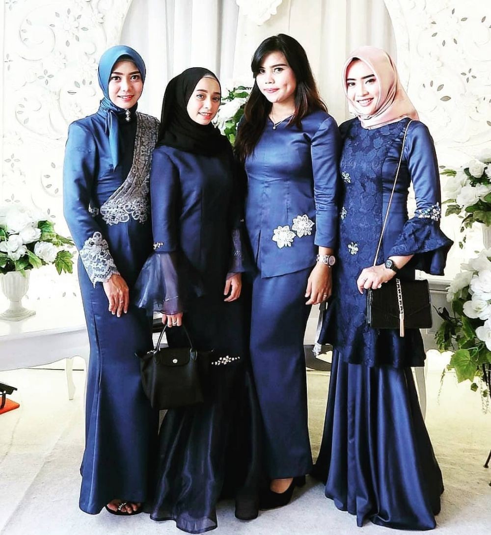 10 Inspirasi Seragam Bridesmaids Warna Navy, Elegan Banget!