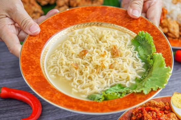 Efek Kesehatan Makan Mi Instan saat Sahur