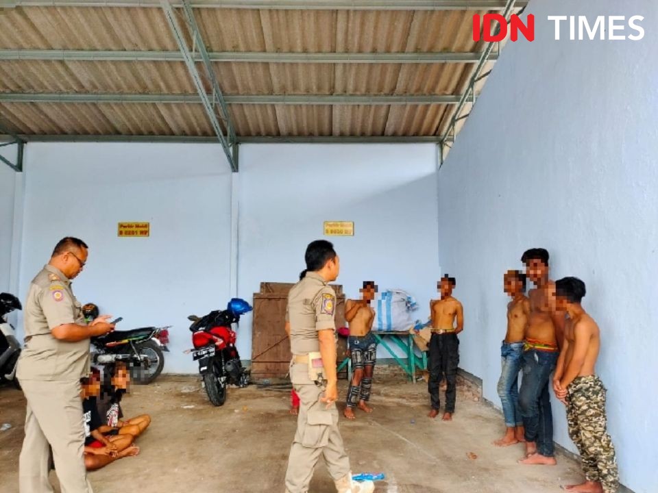 Bikin Resah Warga, Satpol PP Jombang Amankan Delapan Anjal di Musala