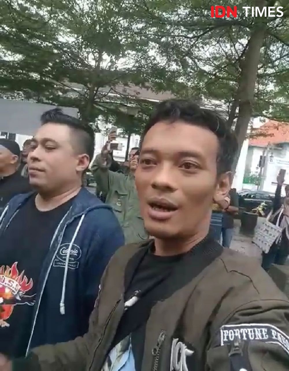 Teriak Takbir, Massa Copot Spanduk Imbauan Corona Masjid Agung Bandung