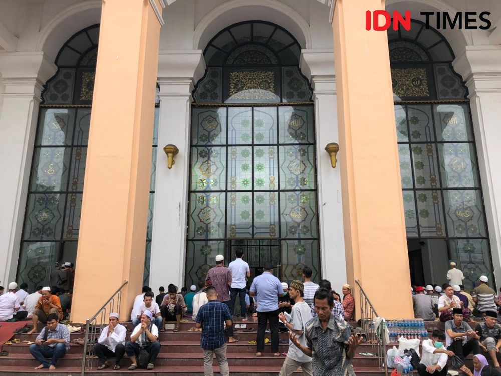 Salat Jumat Pertama di Masjid Agung Palembang Sejak Pandemik Merebak 