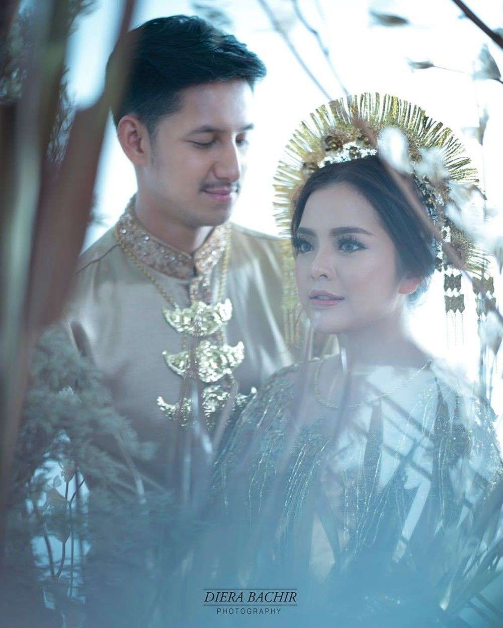 9 Potret Prewedding Artis Yang Kenakan Baju Adat. Manis Banget!