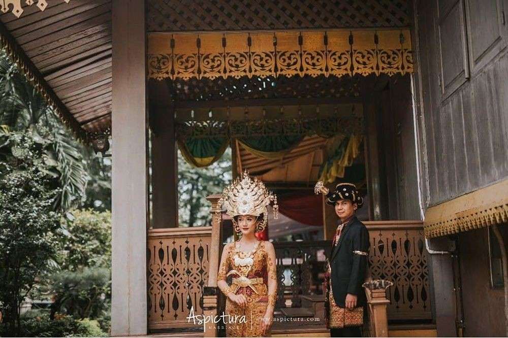 9 Potret Prewedding Artis Yang Kenakan Baju Adat. Manis Banget!