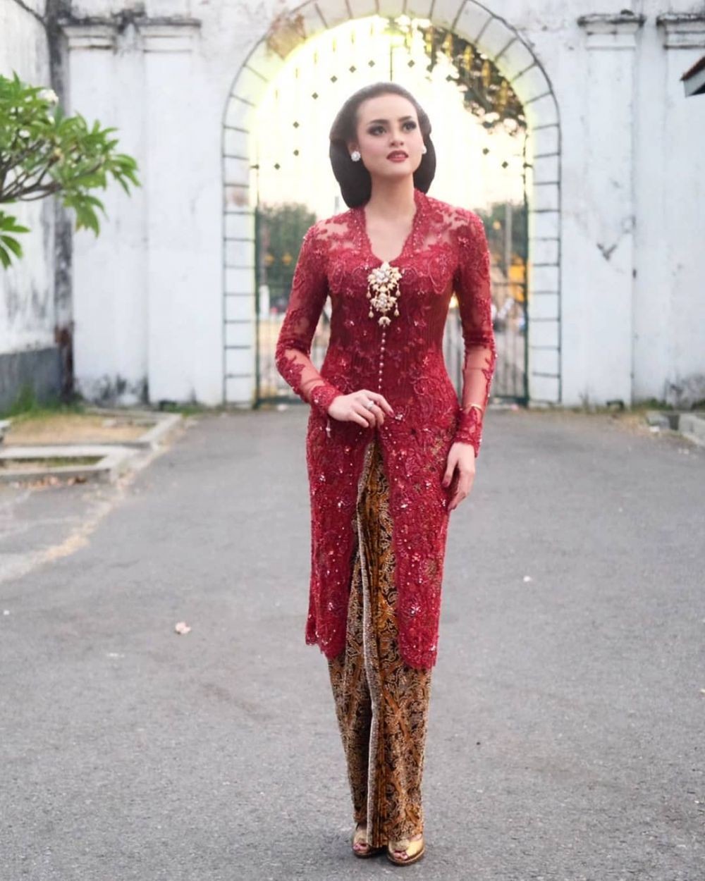 Tips Tampil Anggun dengan Kebaya Brokat Ala Intan Soekotjo