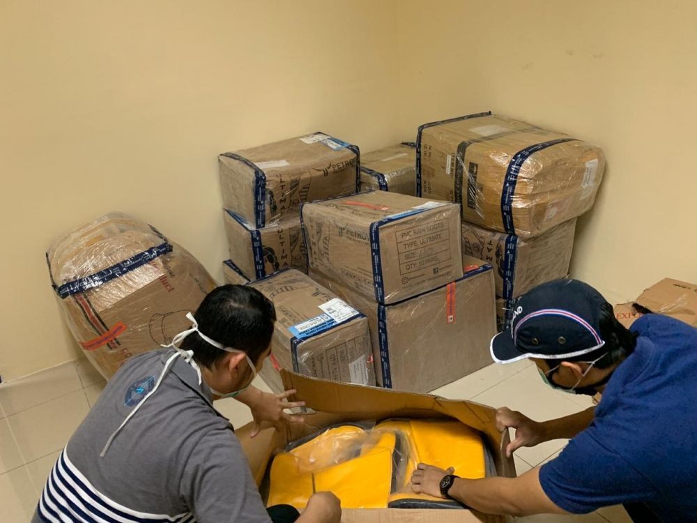 Paket APD Hasil Penggalangan Dana Satgas COVID-19 Unhas Sudah Tiba