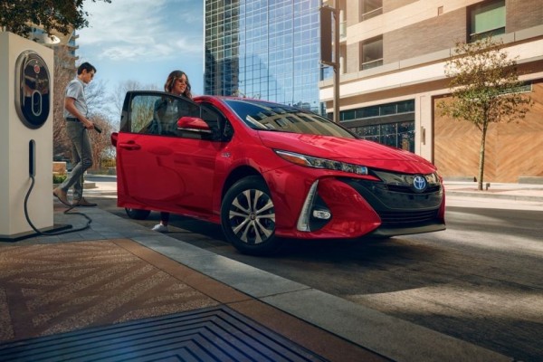 Perluas Pasar Kendaraan Listrik, Toyota Siap Luncurkan Prius PHEV