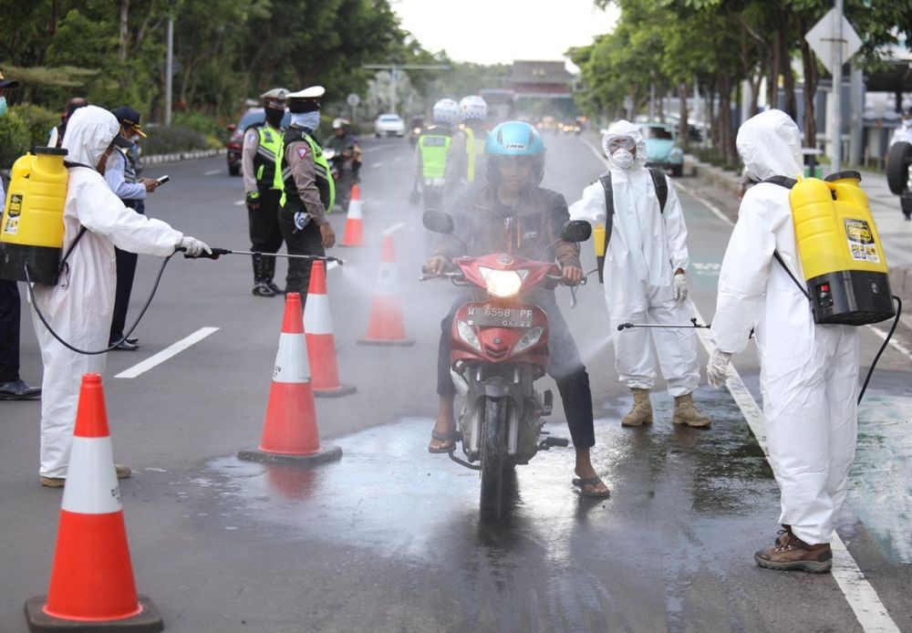 Virus Corona Merebak, Ratusan Ojol di Surabaya Disemprot Disinfektan 